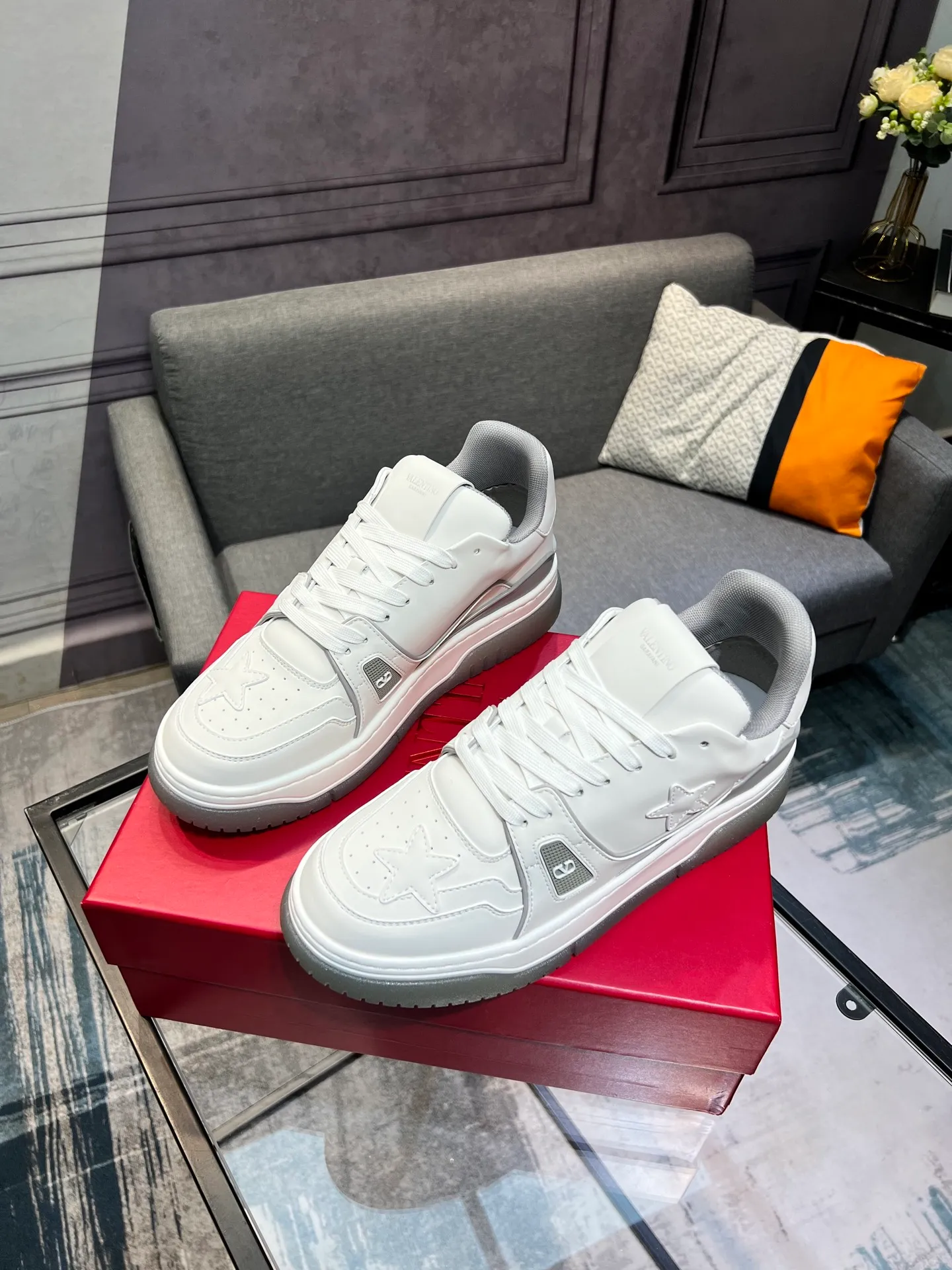 Men's Men's Shoes 💰660 Valentino 2023 early autumn new star shoes are now online! Wang Hedi and Ren Jialun have been worn by many celebrities. Who can refuse the same couple shoes as Wang Hedi! The design of Stars Stab My Heart is cool and spicy. The material of the shoes is cowhide, and every color is beautiful! Size 35-40, men’s size 39-44 (women’s 41, men’s 38, 45🉑️customized)